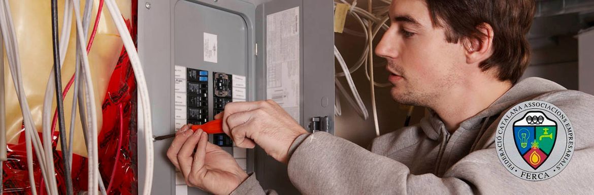 Instalaciones Carbonell hombre revisando sistema eléctrico 